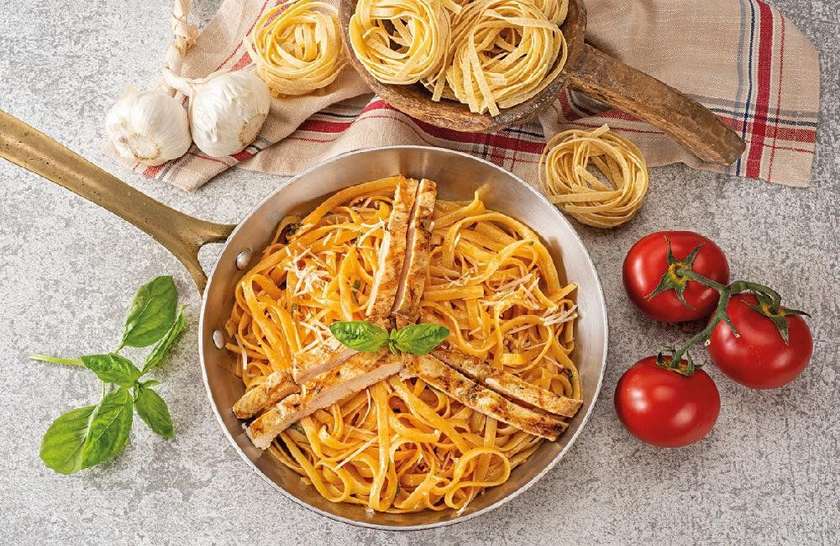 Pomidor Souslu Toyuqlu Fettuçini