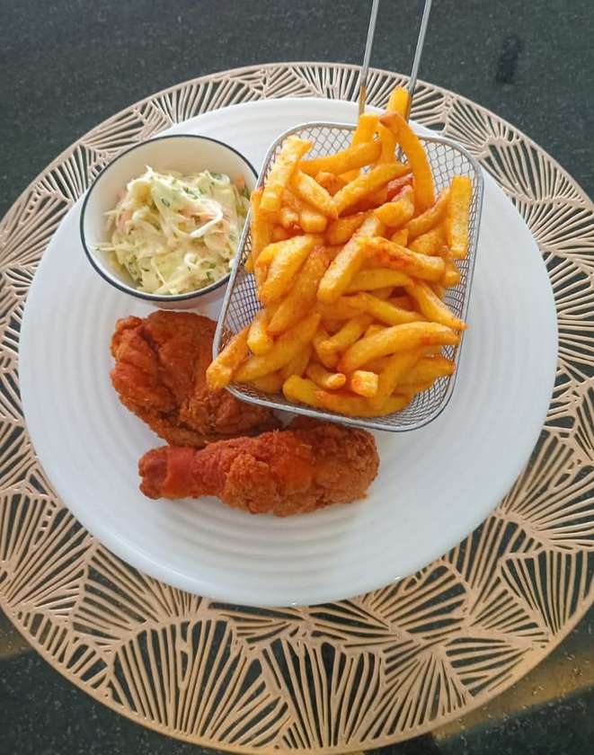 8 Piecer + Chips + Coleslaw