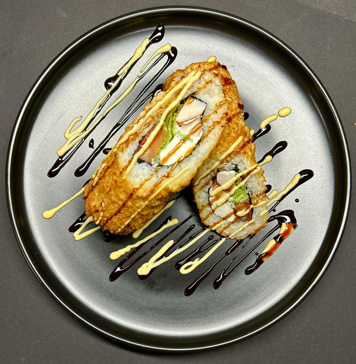 Wrap с курицей и соусом из огуречного тартар.