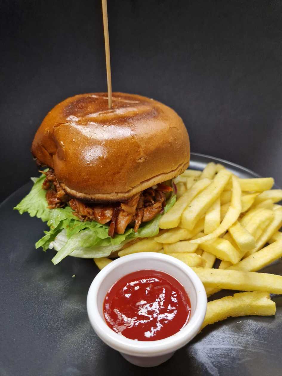 Burgeris su plėšyta jautiena
