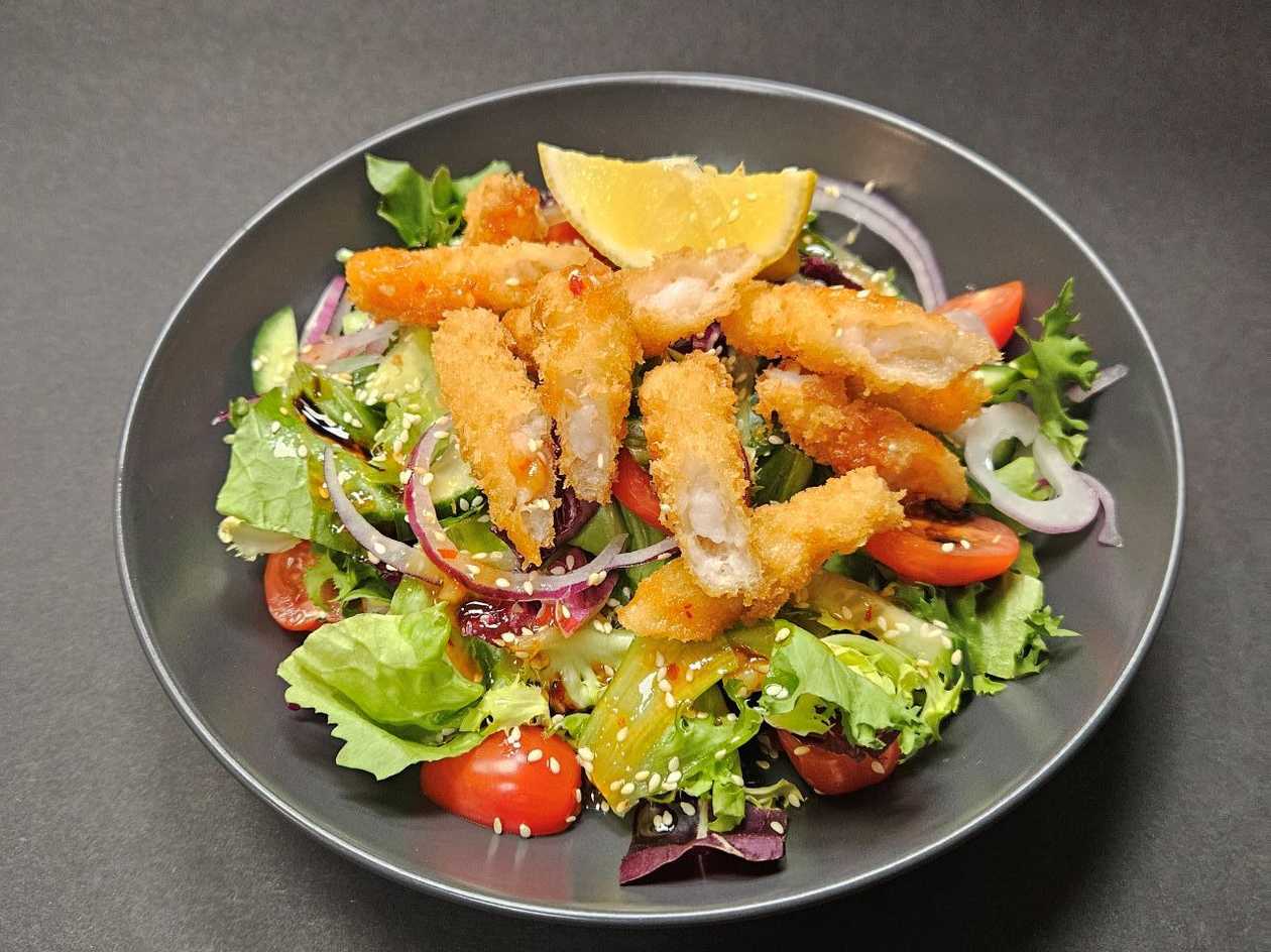 Salotos su krevetėmis "Panko" džiūvėsėliuose