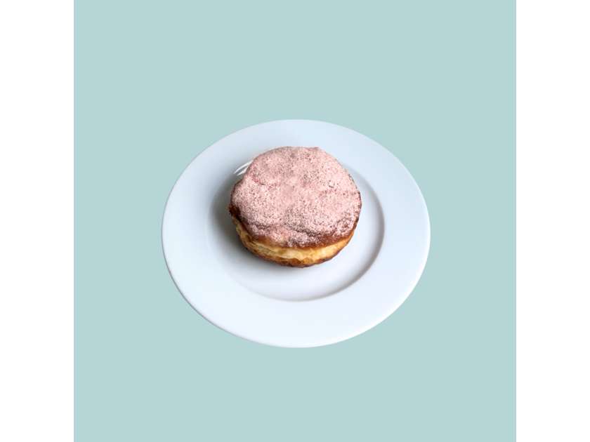 Pączek z białą czekoladą i konfiturą malinową