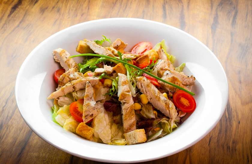 Toyuq salatı
