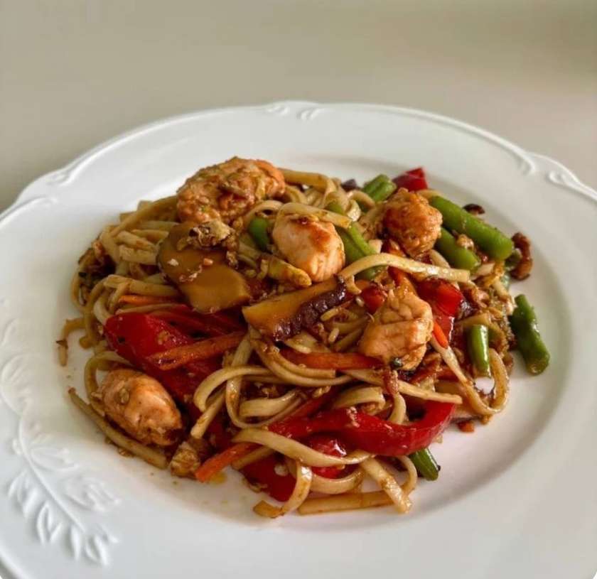 Локшина удон з лососем і овочами