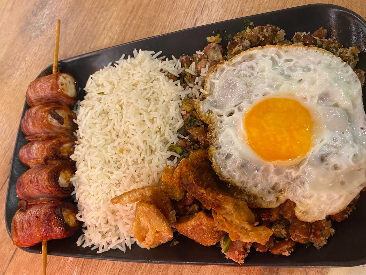 Minas Gerais Style Beans with Chicken Medallion