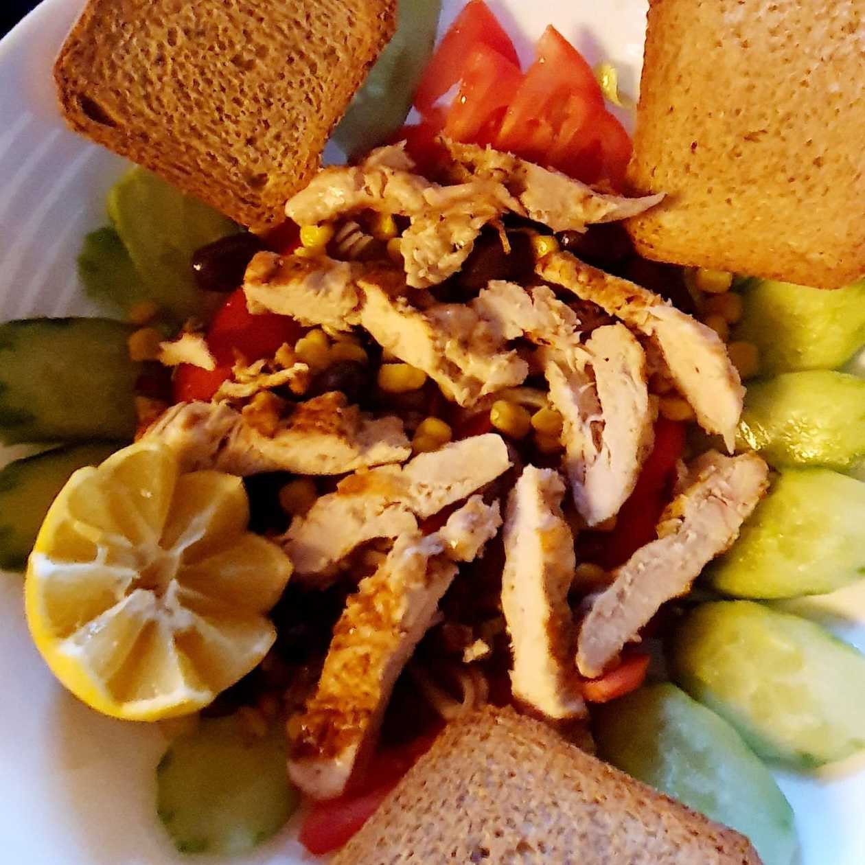Casa Veche Salad with Chicken