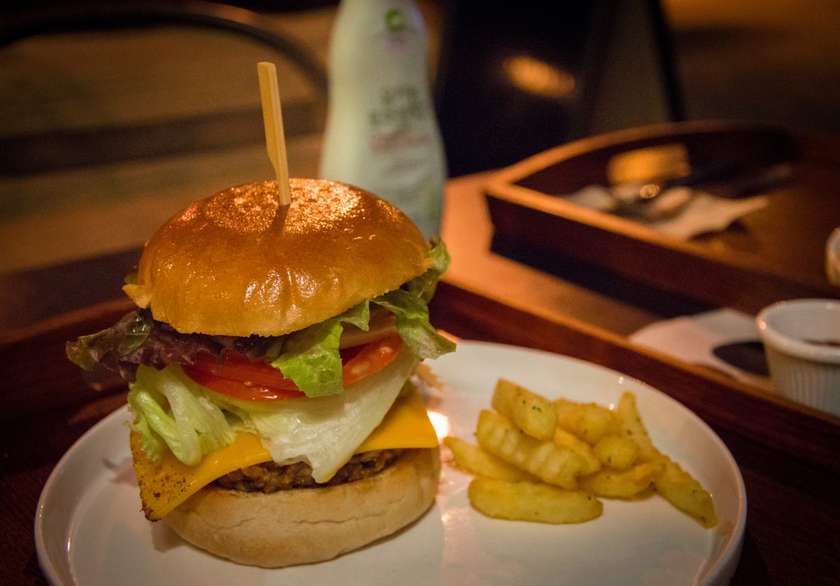 Bugger with Chips and Salad