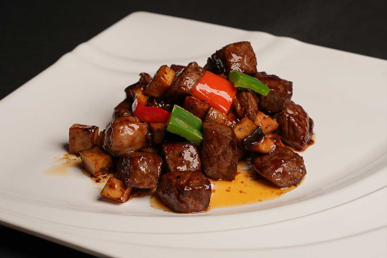 Wagyu Beef Cubes with Garlic and Black Pepper