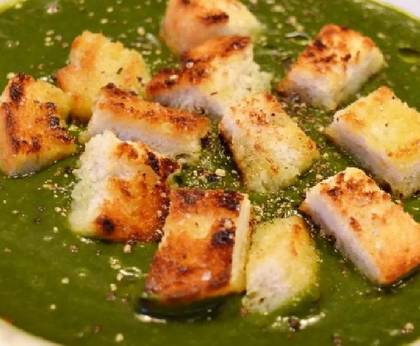 Spinach Cream Soup with Croutons