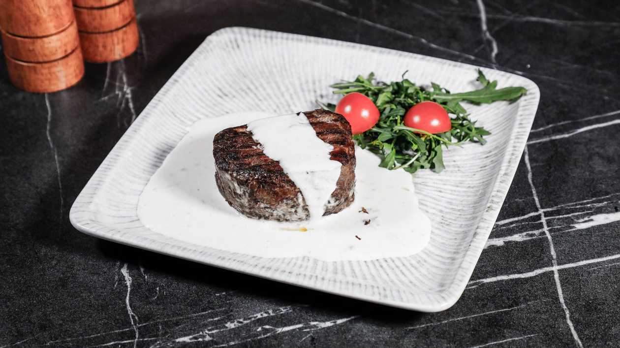 Beef tenderloin with gorgonzola sauce