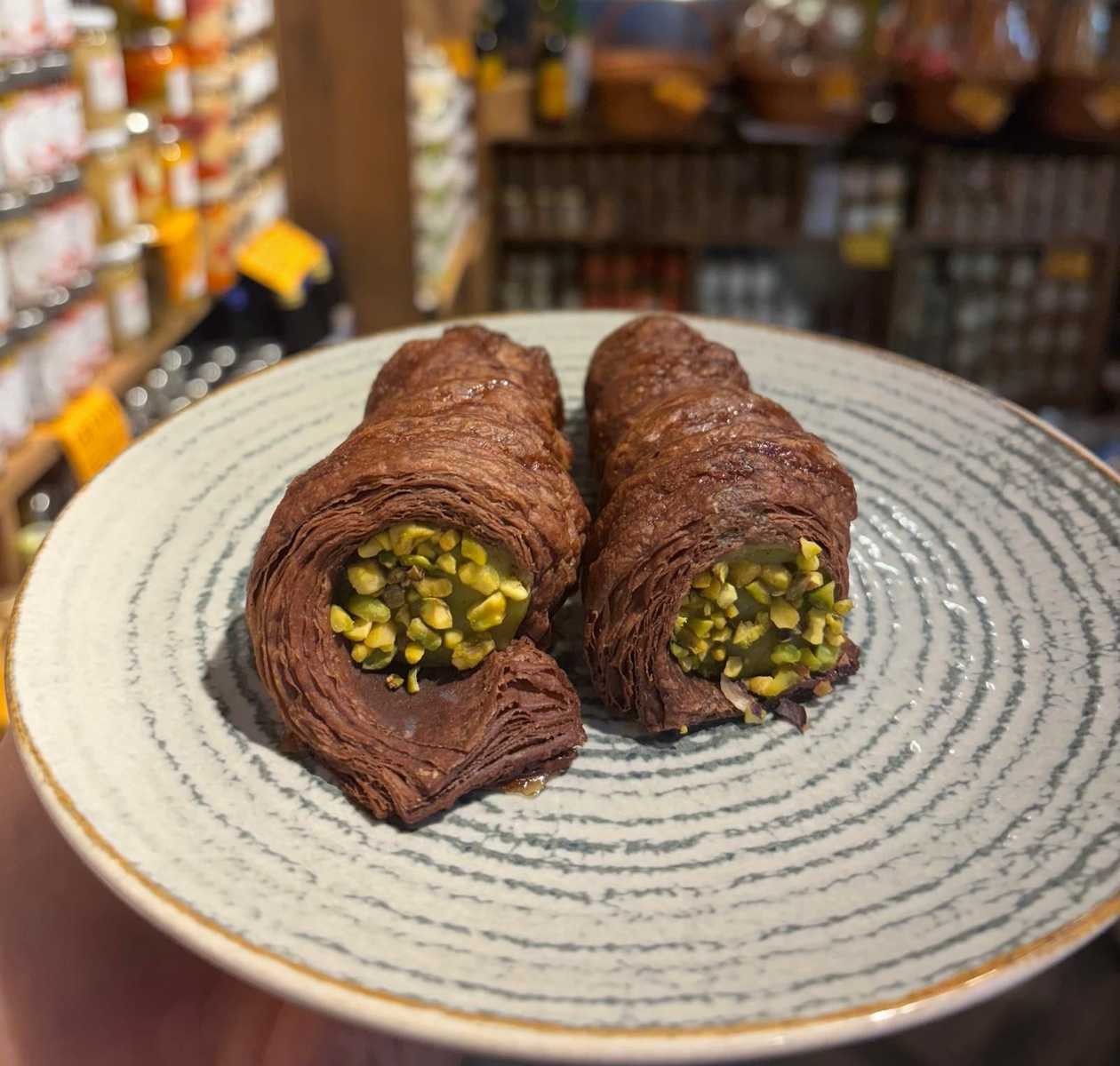 Cannoli al cacao con crema di pistacchio