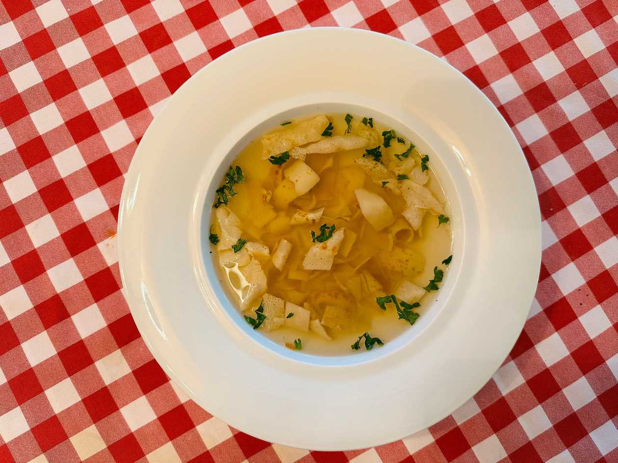 Mäsový vývar s celestínskymi cestovinami (1,3,7,9)