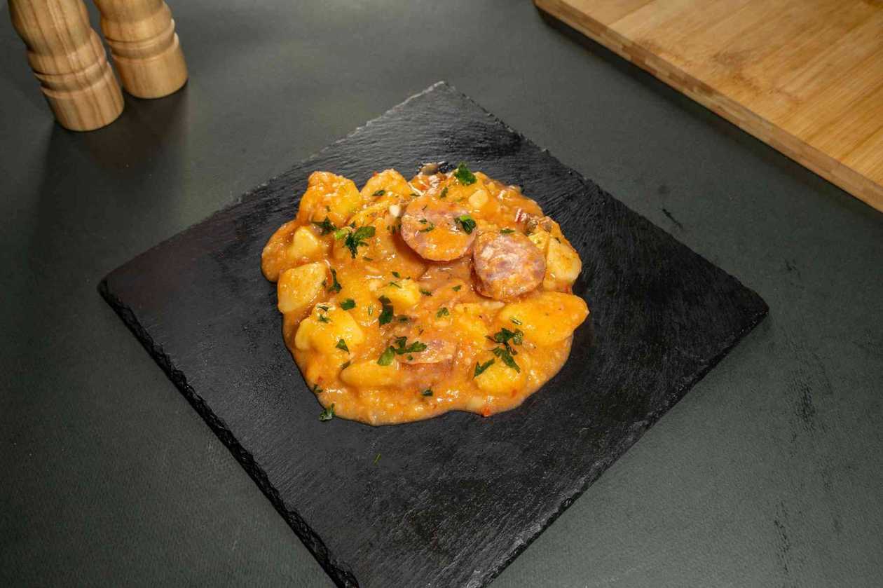 Tocanita de cartofi cu carnati si carne de porc