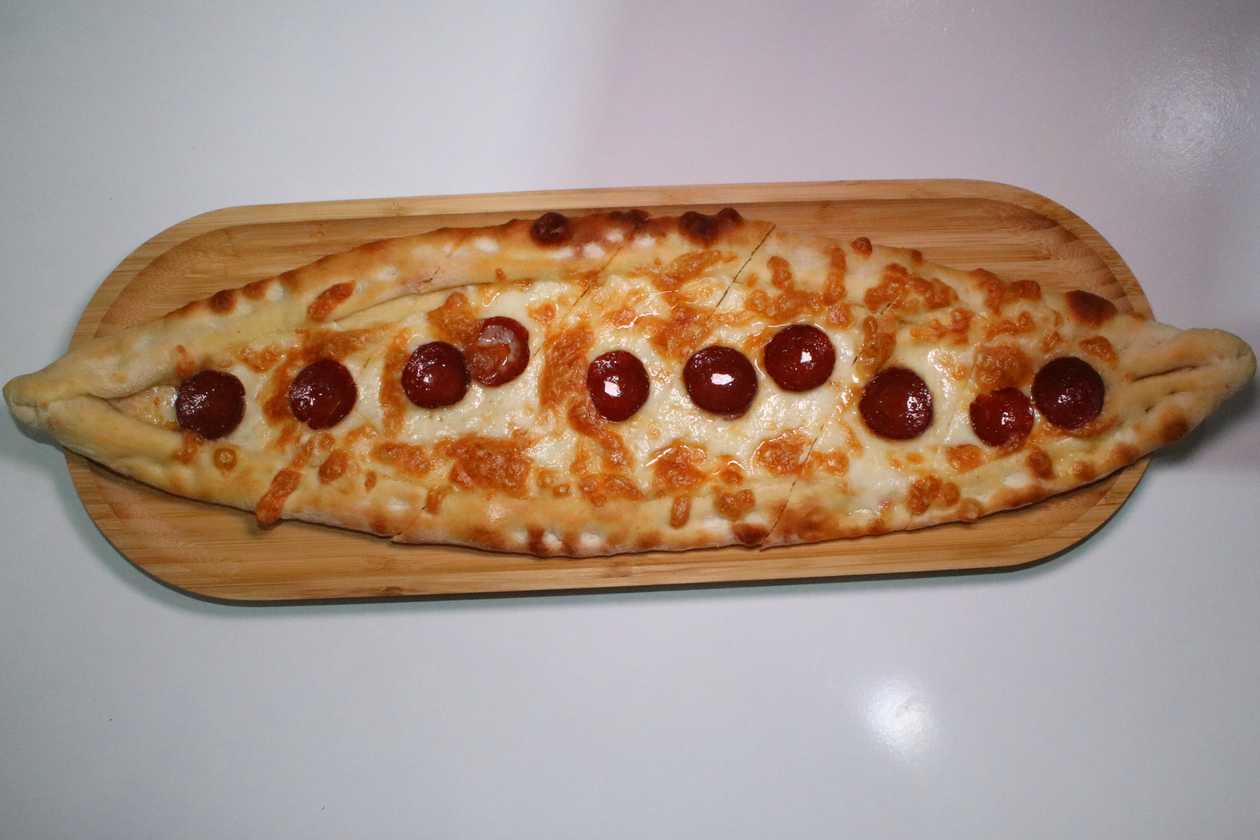 Sucuklu Pide
