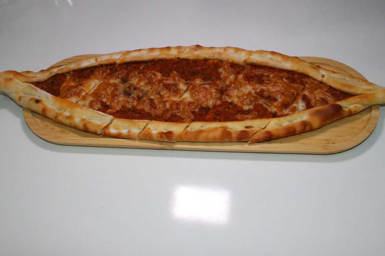 Qiyməli kaşarlı Pide