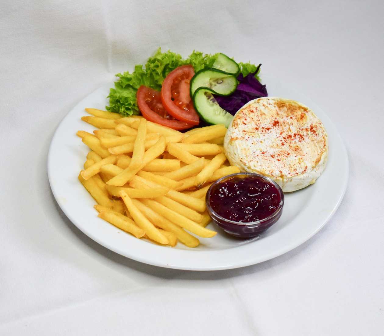 Grilovaný hermelín, hranolky, brusnicová omáčka