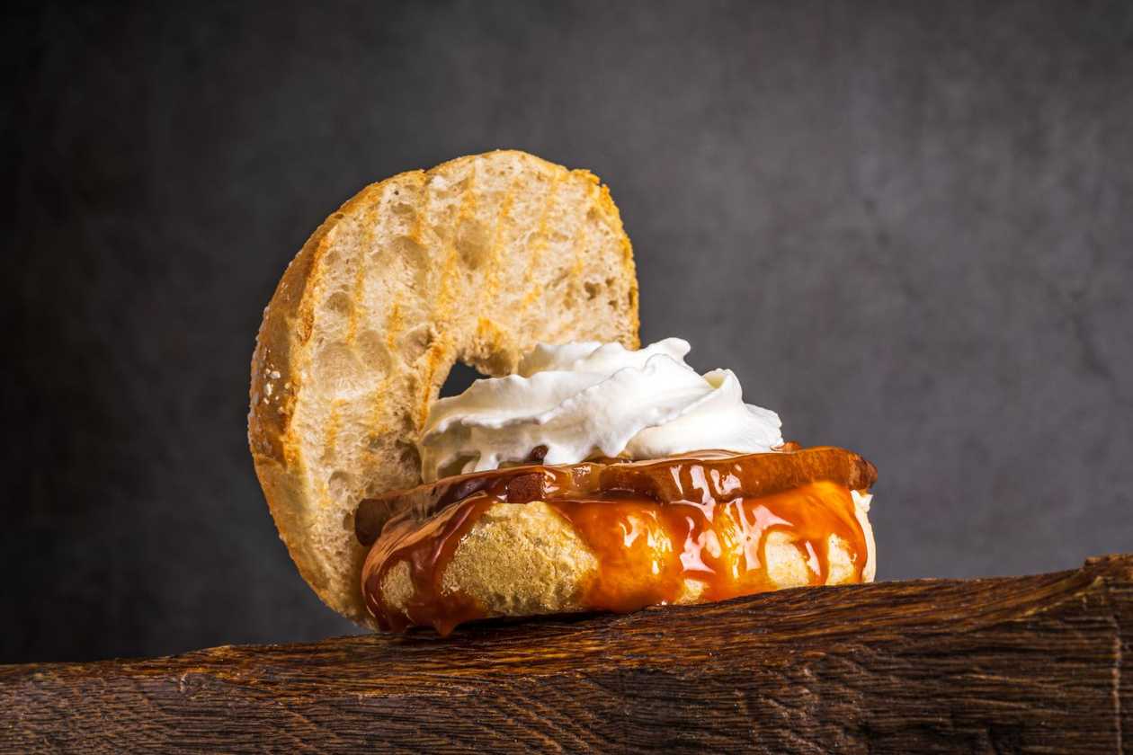 Bagel with salted caramel and baked pear