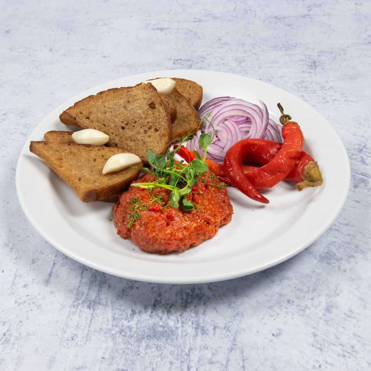 150g Hovězí tatarák z květové špičky, topinky