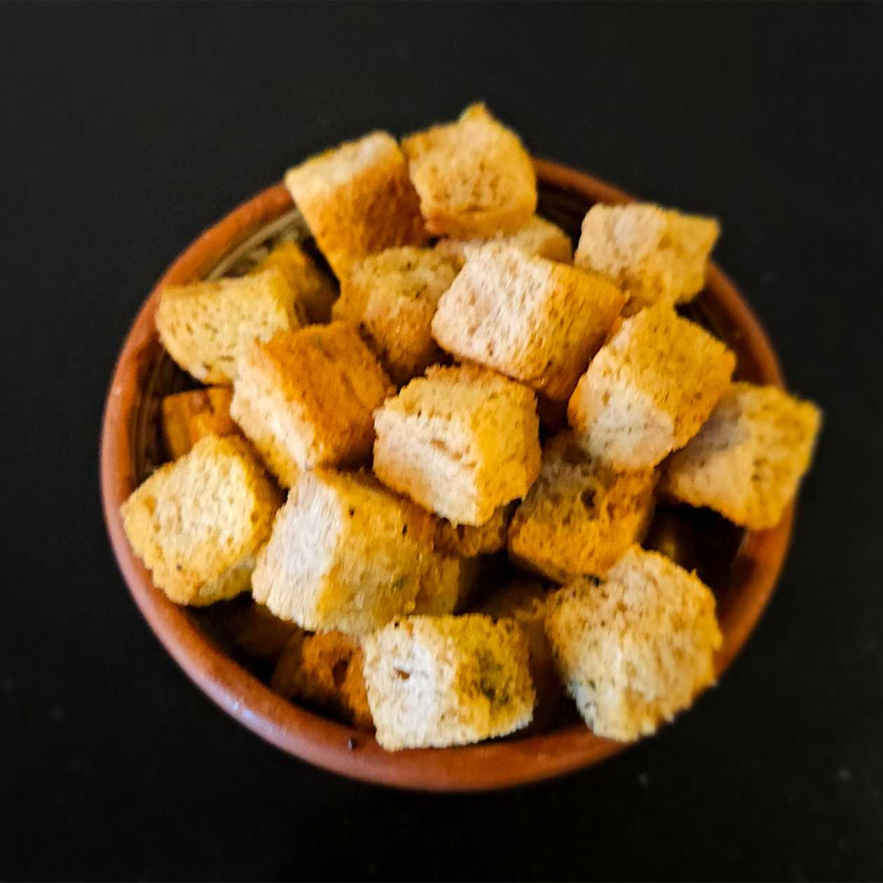 Crutoane din paine cu ierburi mediteraneene