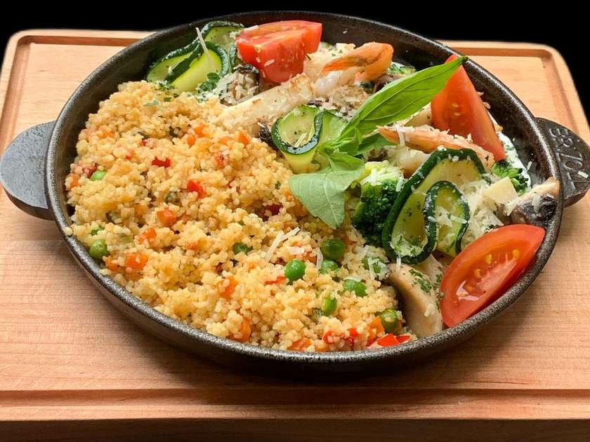 Морепродукти з кускусом та овочами