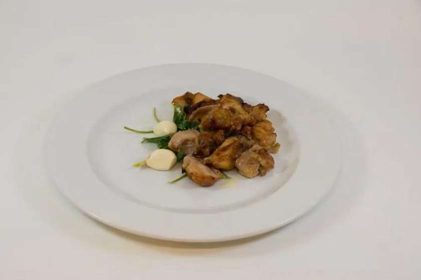 Chicken pulp boned with garlic and wine