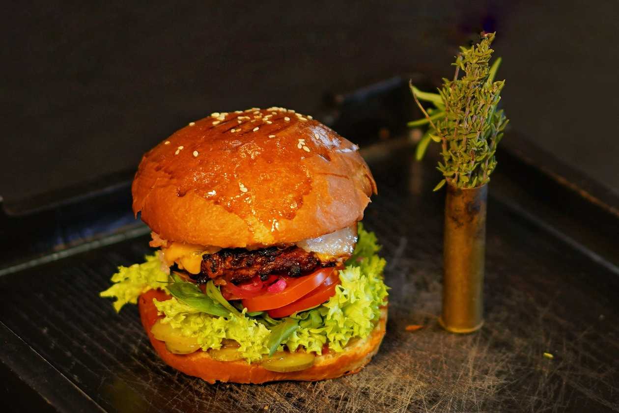 Beef burger із телятиною та беконом