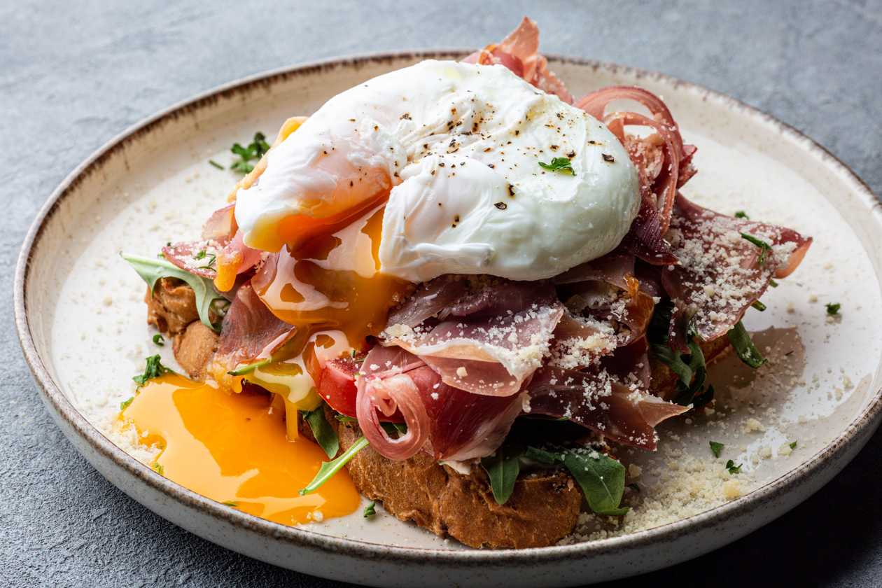 Hommikuvõileib prosciutto singiga, hollandi kaste, muna