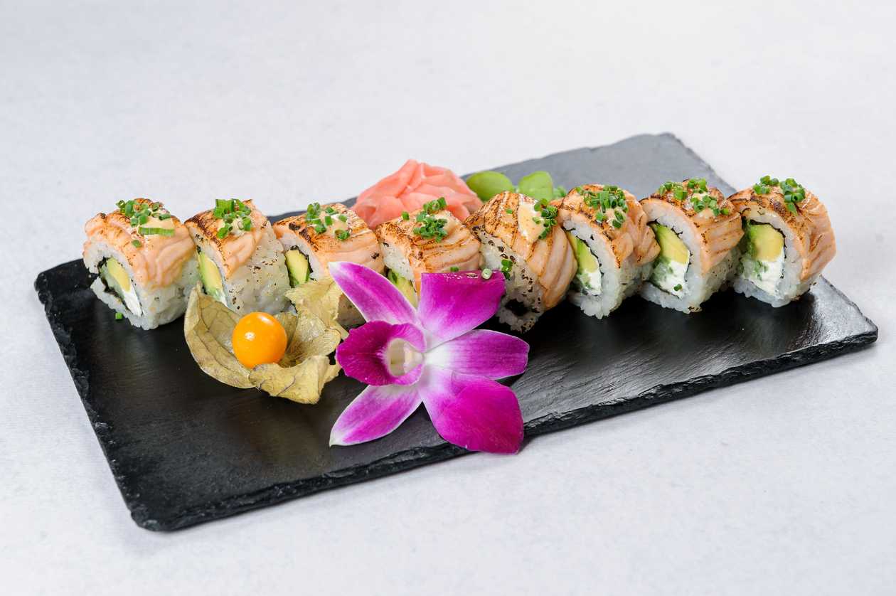 Uramaki Roasted Salmon with Shrimp in Tempura