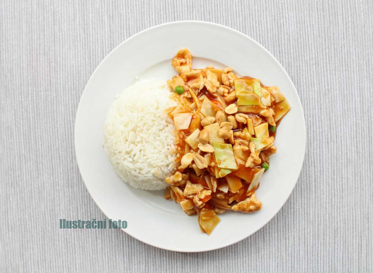 M6. Kuřecí kung pao s rýží
