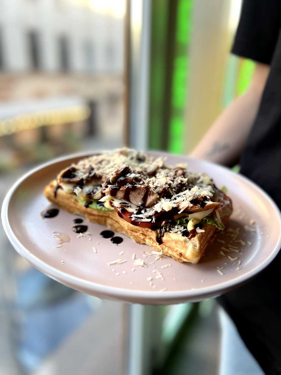 Бельгійська вафля з куркою та пармезаном
