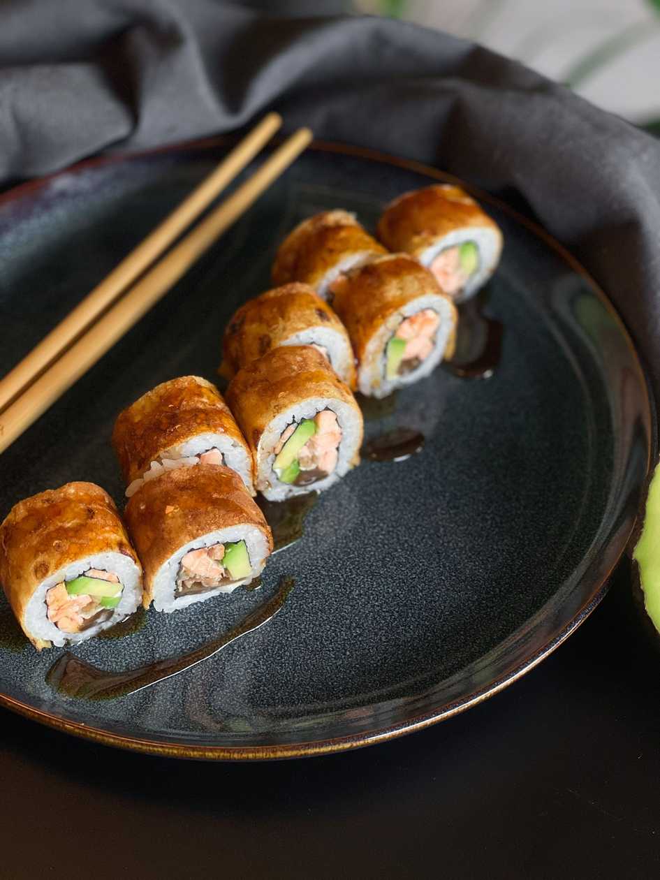Uramaki Maki with Roasted Salmon Wrapped in Tamago
