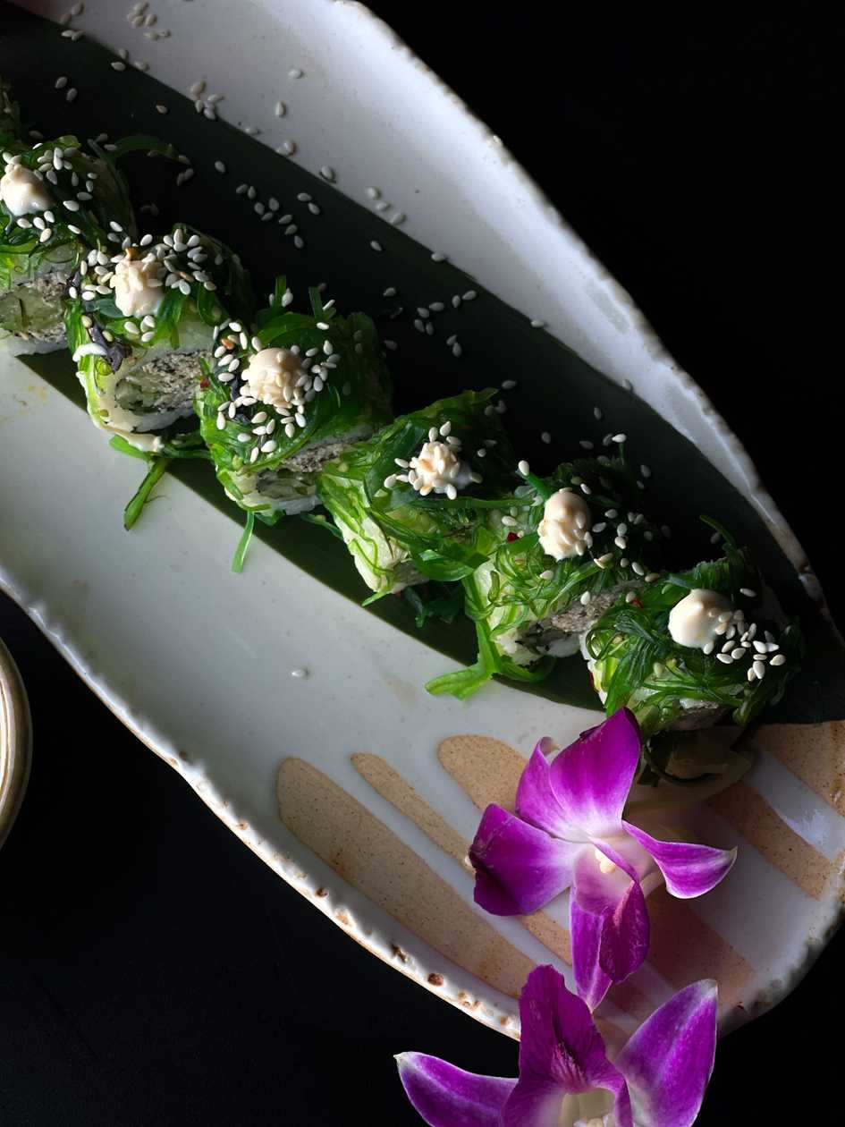 URAMAKI Z PASTĄ Z WĘDZONEGO TOFU GOMA WAKAME