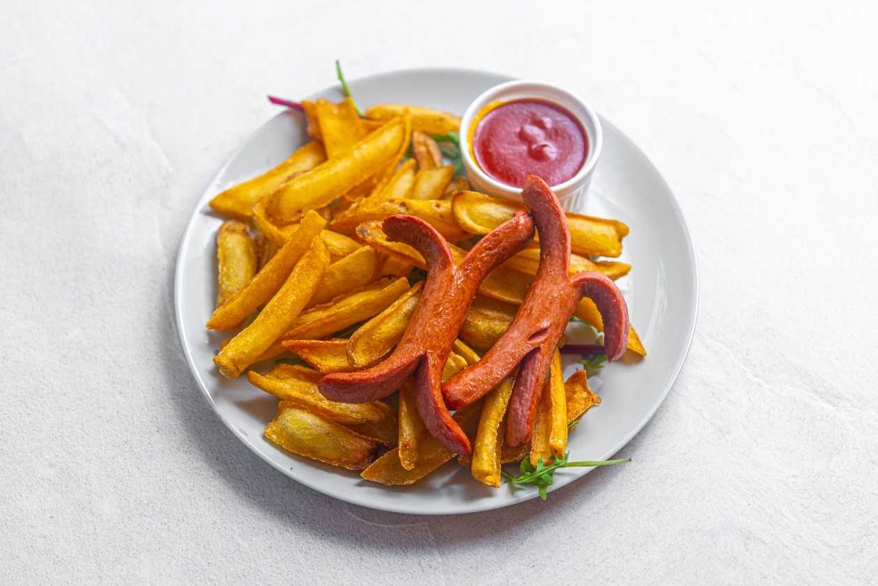 108. Картофель фри с сосисками