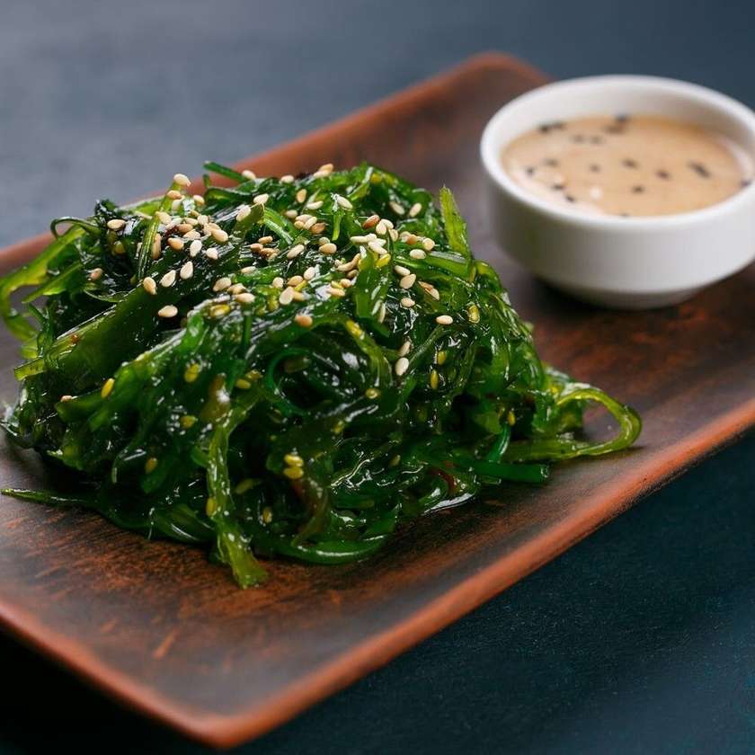71. Wakame salat pähklikastmega