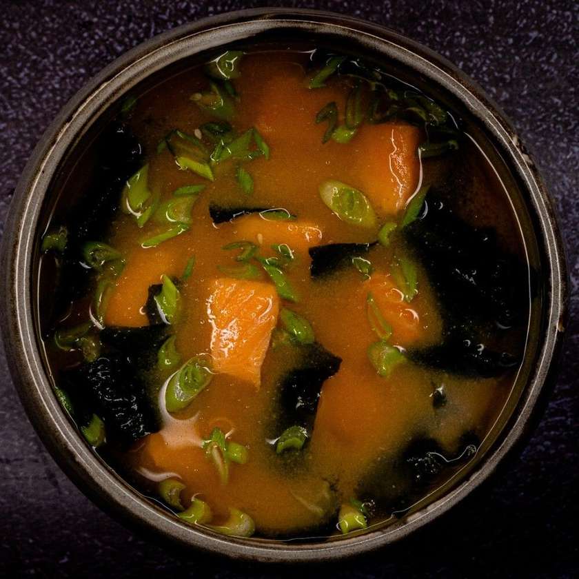 46. Miso lõhe ja wakame vetikaga
