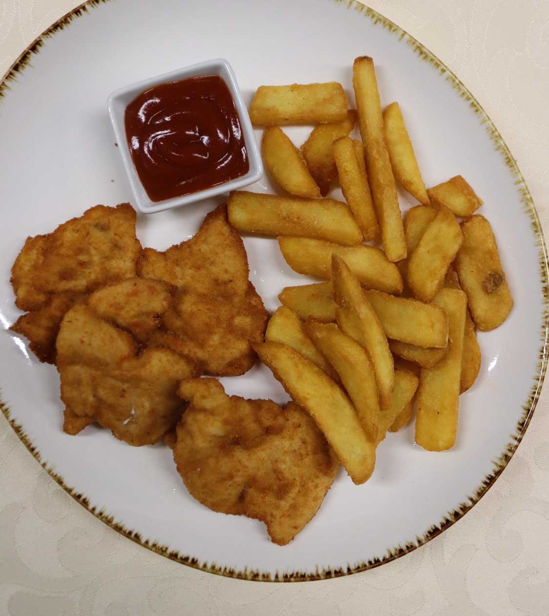 Fried Chicken Nuggets (100g), Fries (100g), Tartar Sauce