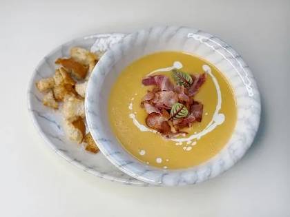 Pea soup with croutons and bacon