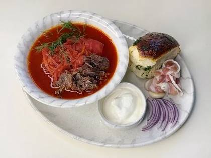 Borscht with pampushky