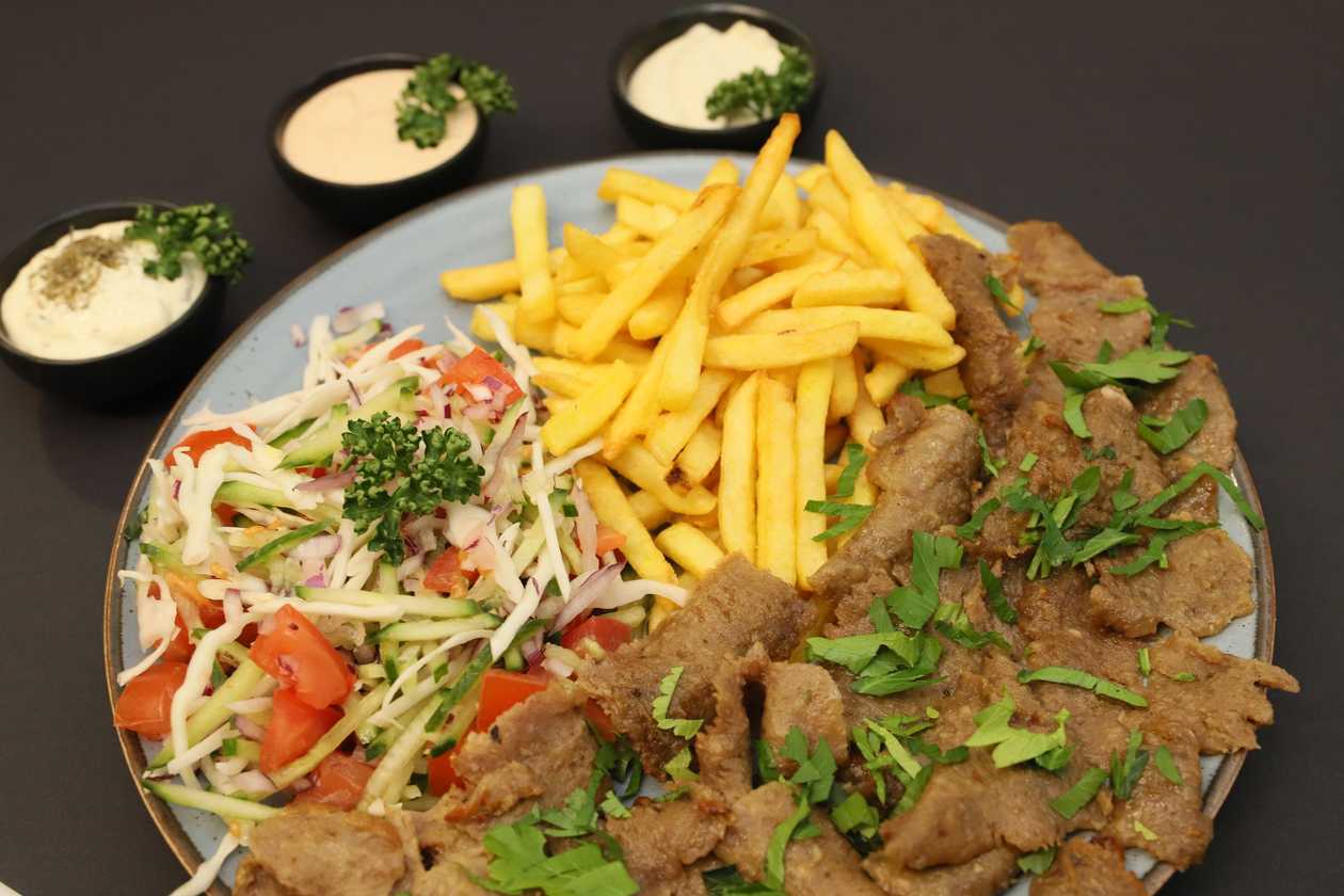Lėkštė su kebabų mėsa