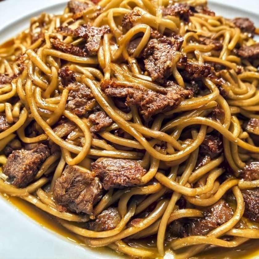 Fried rice noodles with beef