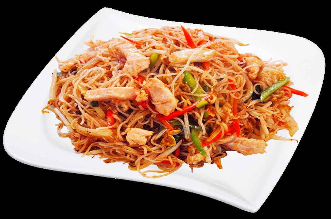 Fried rice noodles and chicken pieces