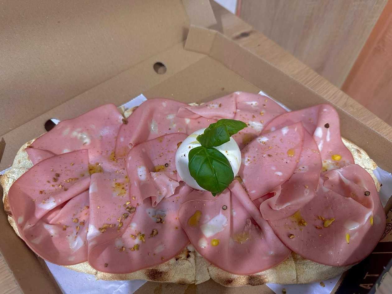 Pinsa Burrata e Mortadella