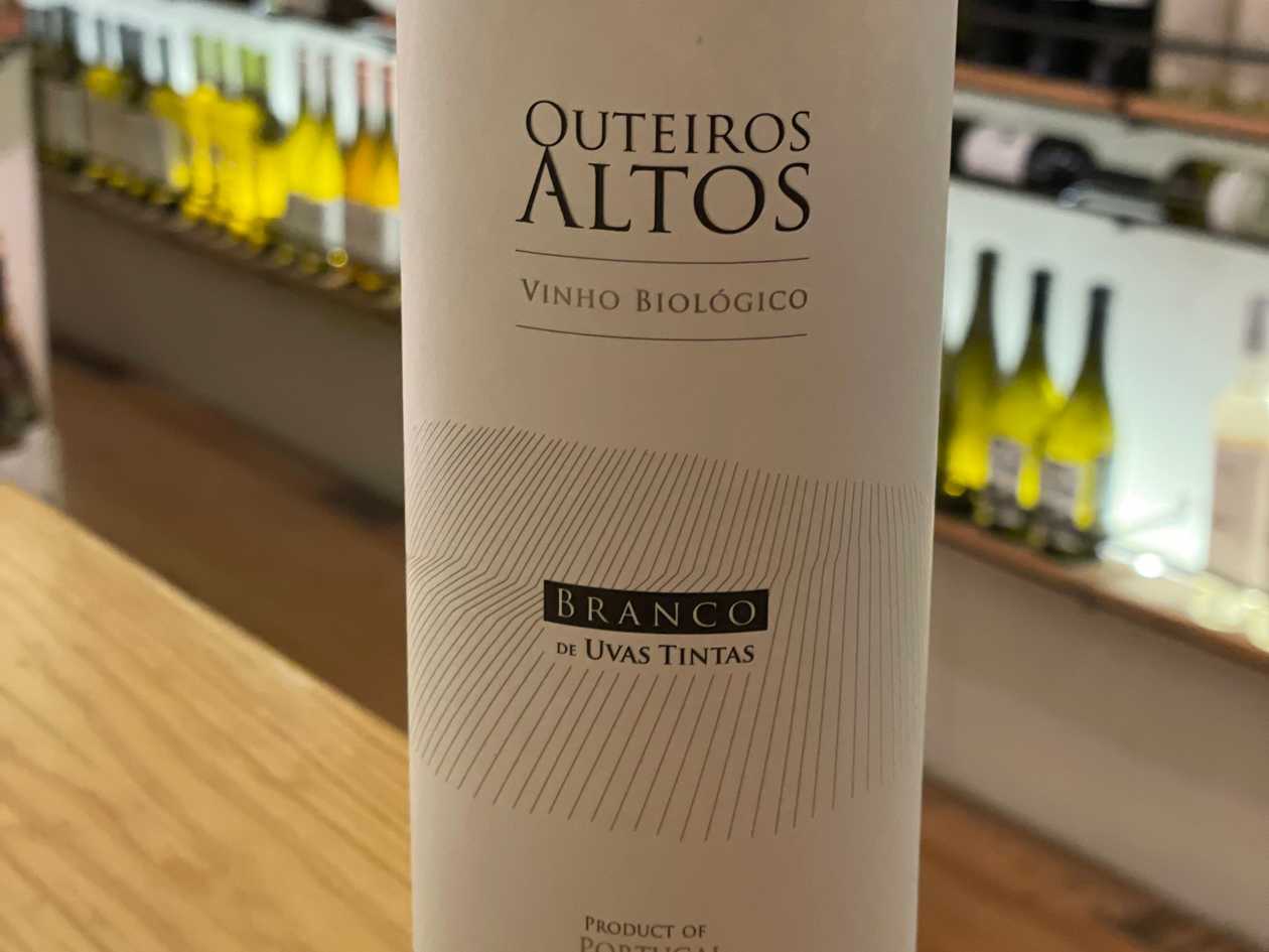 Outeiros Altos branco de tintas 2023