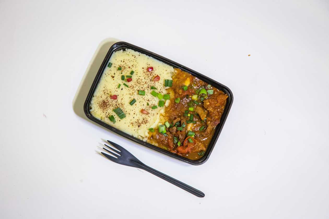 Pork "Chashushuli" with mashed potatoes and bread
