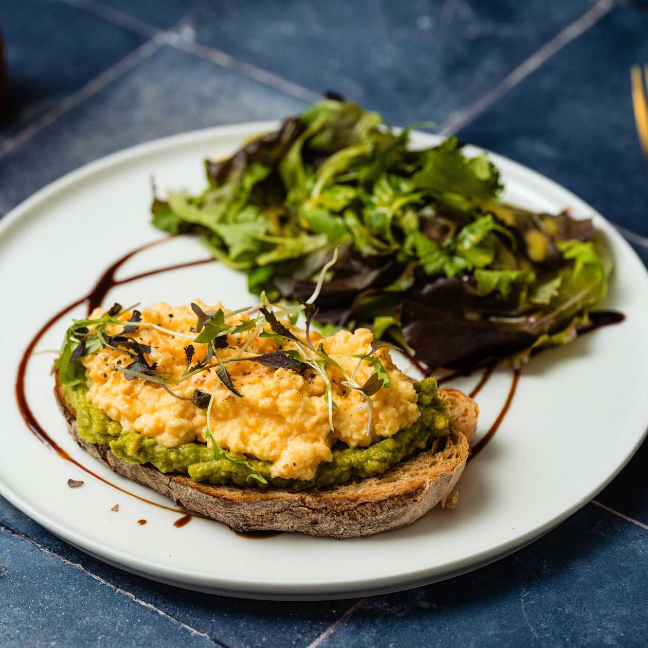 Oua scrambled cu avocado