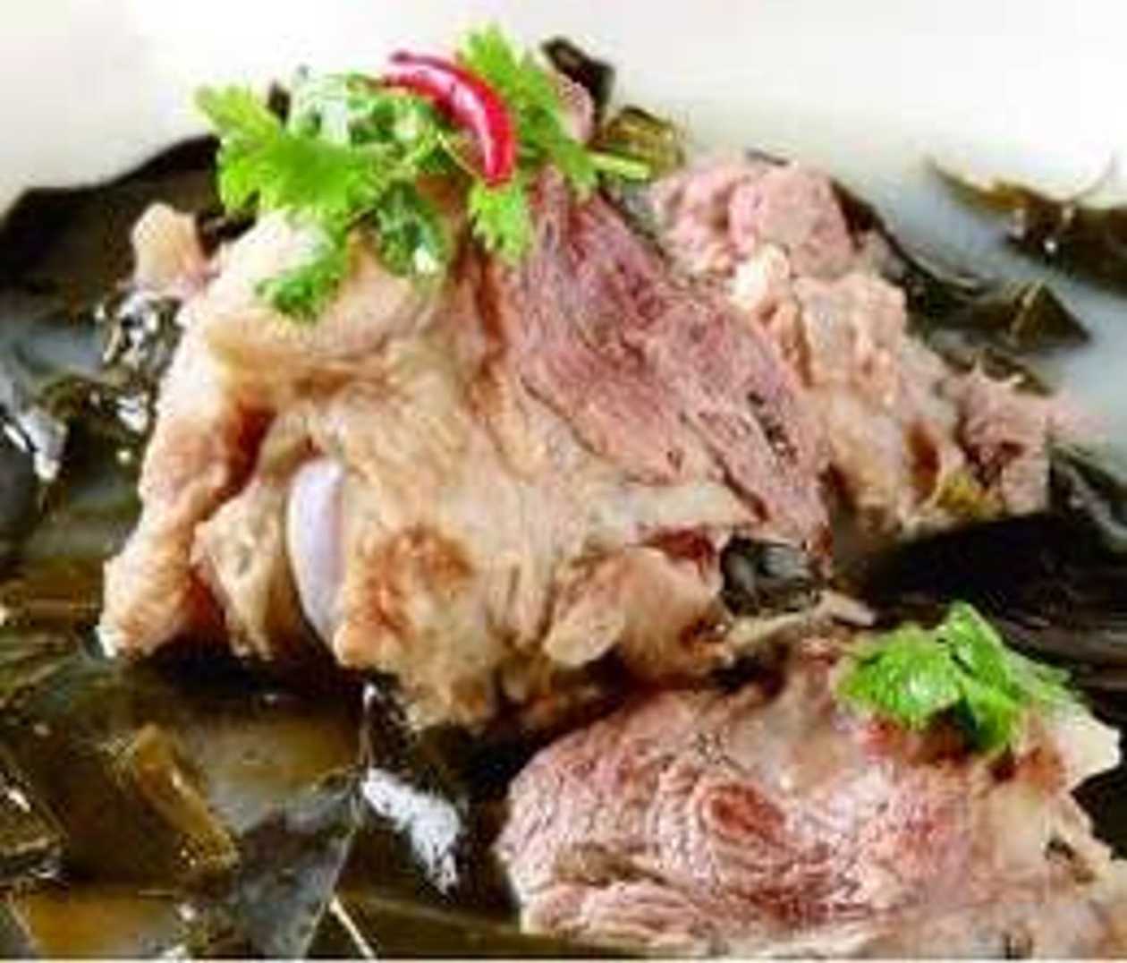 Pork rib soup with seaweed