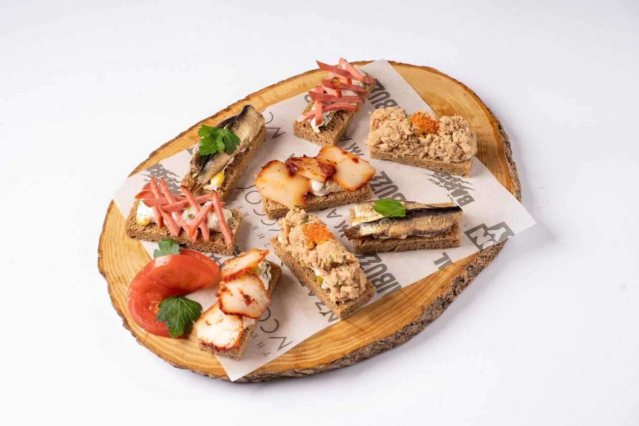 Monkey Pub canapé varieties