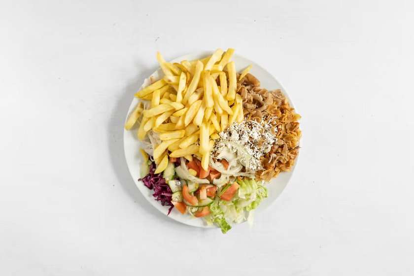6. Kebab talíř s hranolkami a balkánským sýrem
