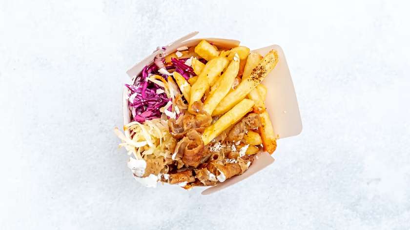 11. Kebab box s hranolkami a balkánským sýrem