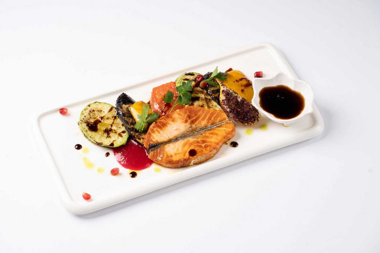 Grilled salmon with vegetables